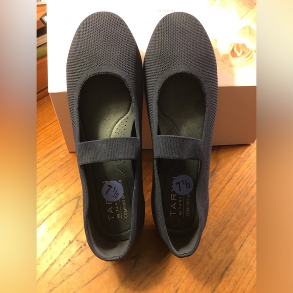 Tahari Navy Women's Flats - Picture 1 of 4